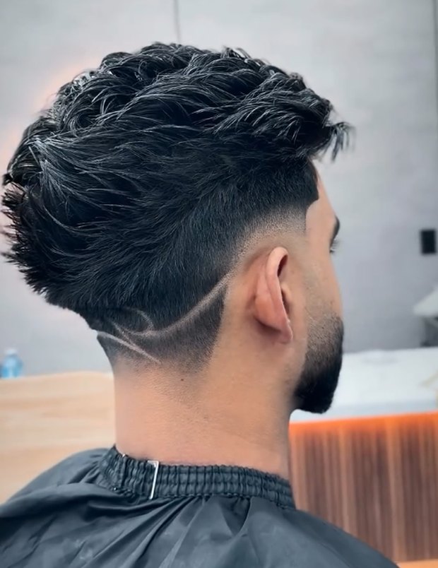 Spiky textured crop with a nape design